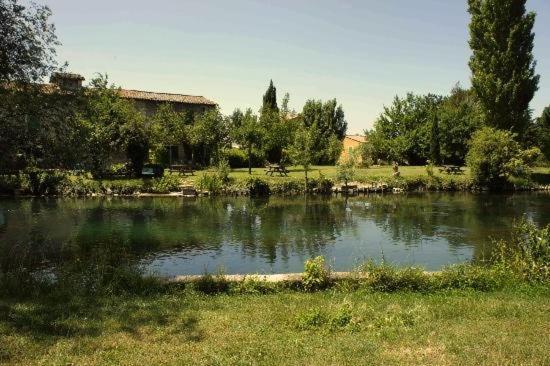 Mas Le Pont Des Aubes LʼIsle-sur-la-Sorgue Exterior foto